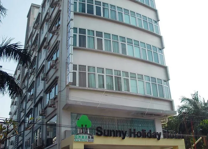 Sunny Holiday Hotel